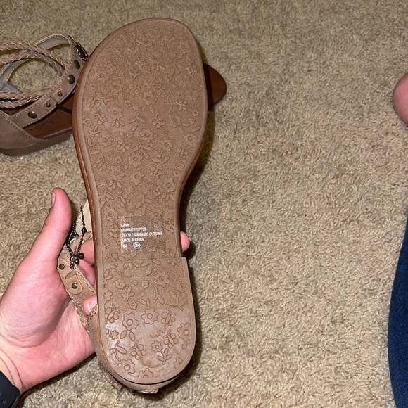 Size 8 Sandals - Picture 3 of 3